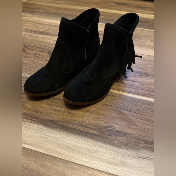 Minnetonka 1529 Black Fringe Suede Ankle Boot Low Heel Side Zip Women's 5.5 - Picture 2 of 6